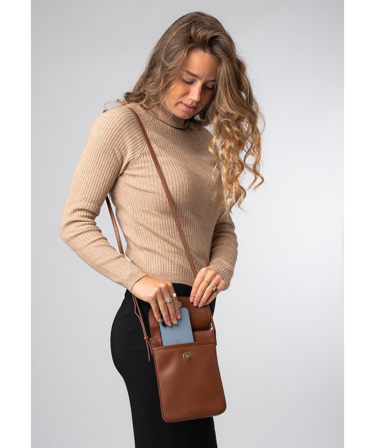 'Lyra' Caramel Leather Cross Body Phone Bag